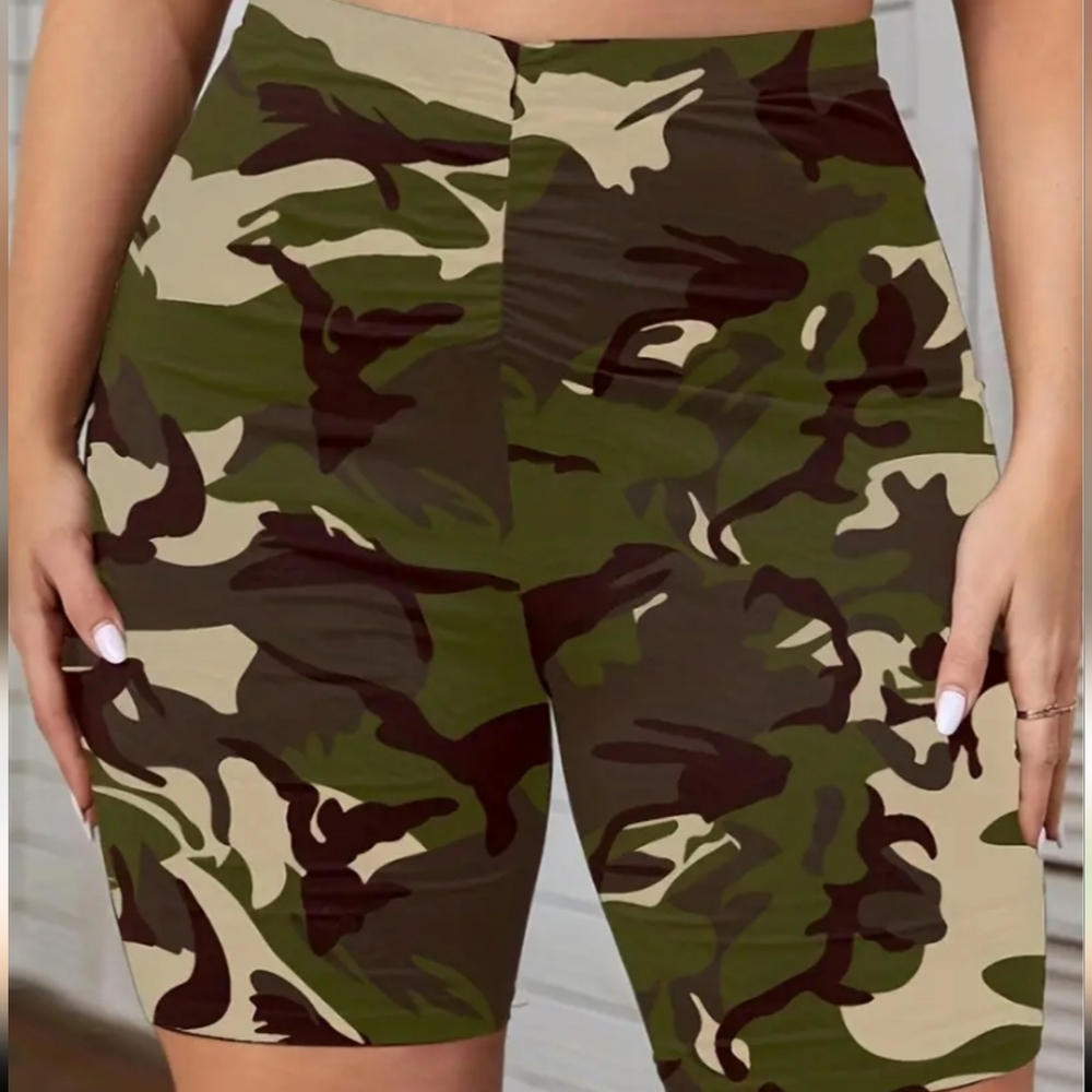 Womens Plus Camo high waisted shorts 16
